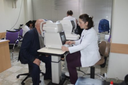 Nəsimi rayonunda aztəminatlı ailələrin göz müayinəsi təşkil edildi - FOTOLAR