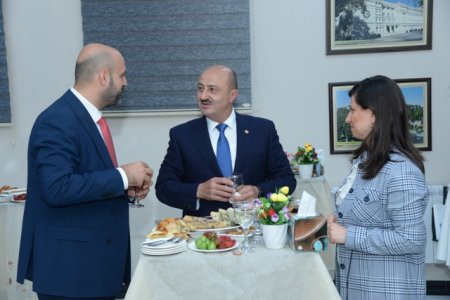 Nəsimi rayon İcra Hakimiyyətinin Başçısı Türkiyə Respublikasının İzmit Bələdiyyəsi nümayəndələrini qəbul etmişdir - FOTOLAR 