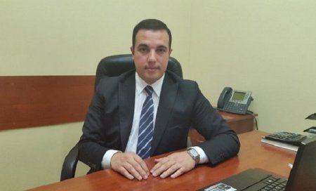 Beynəlxalq Bankın sədrinin müşavirinə qarşı dələduzluq edən qadın kimdir?