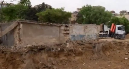 Bakıda tikinti şirkəti vətəndaşlara məxsus qarajları dağıtdı - VİDEO