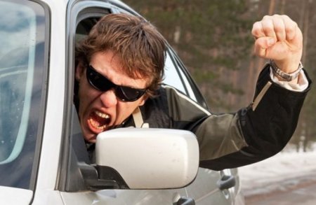 Bakıda jurnalistlərə qarşı görünməmiş XULİQANLIQ - Maşını onların üstünə sürdü