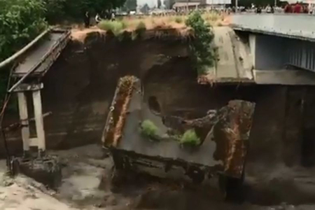 Göyçayda sel avtomobil körpüsünü sıradan çıxarıb, evlər uçma təhlükəsi ilə üzləşib