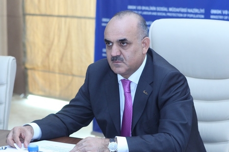 İşdən çıxarılan nazir sükutu pozdu, suallar isə qalır