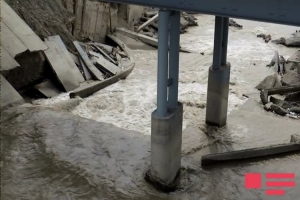 Сильный сель в Габале разрушил пешеходный и автомобильный мост