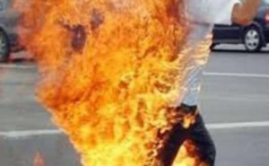 Bakıda küçə ticarətçisi özünə od vurdu