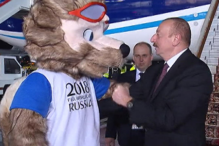 Prezident İlham Əliyev dünya çempionatının rəmzi olan qurd Zabivaka ilə qucaqlaşdı