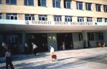 Sumqayıt Dövlət Universitetinin girişində sütunlu tavan çöküb