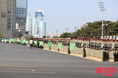 Bakının baş meydanında hərbi parad başlayıb - YENİLƏNİB (CANLI YAYIM)