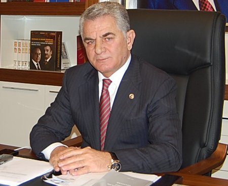 Biləsuvarın şefi mərkəzdə bayrağı çıxarıb, zəhər yayan şirkətlə işləyir - Faktlar...