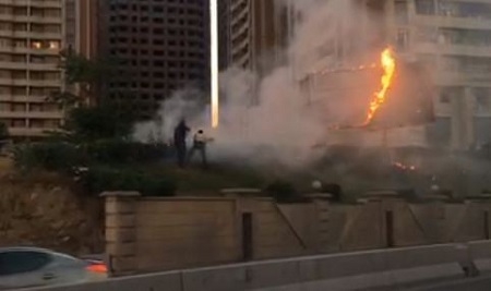 Bakıda çoxmərtəbəli yaşayış kompleksinin ərazisində yanğın başlayıb Bakıda çoxmərtəbəli yaşayış kompleksinin ərazisində yanğın başlayıb