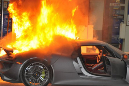 В Баку Porsche врезался в ограждение и сгорел 