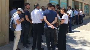 Tibb Universitetinin məzunları etiraza qalxdı – Səhiyyə Nazirliyinin qarşısında aksiya keçirilib