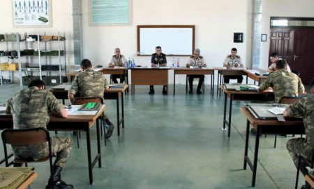 Kursantlar dövlət imtahanları verir