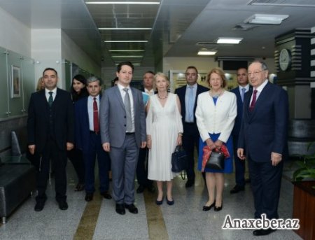 Milli Onkologiya Mərkəzində Baronessa Emma Nikolson ilə görüş olub 