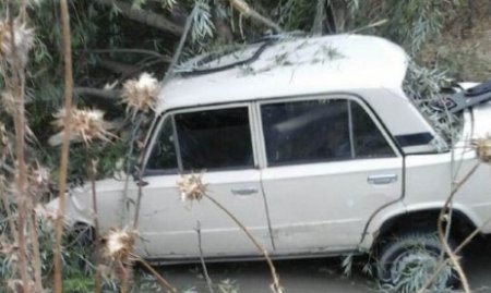 Kürdəmirdə minik maşını aşıb, sürücü yaralanıb —  YENİLƏNİB