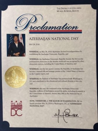 Vaşinqtonun meri AXC-nin 100 illik yubileyi münasibətilə bəyannamə imzalayıb (FOTO)