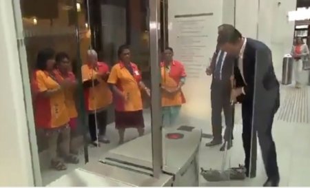 Niderlandlı baş nazir parlamentdə yerləri sildi — QƏHVƏ DAĞITDIĞI ÜÇÜN + VİDEO