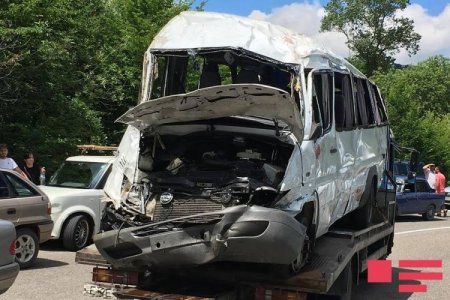 В Грузии микроавтобус упал в овраг, 4 человека погибли