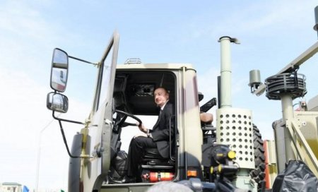 Prezident hərbi maşının sükanı arxasında — FOTO