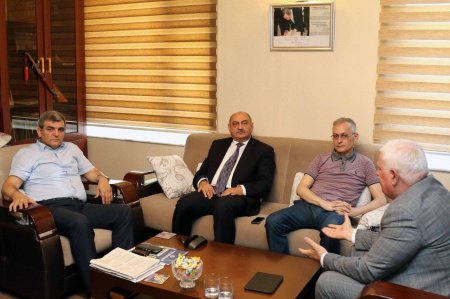 Bir-biri ilə savaşan deputat və yazarı bir araya gətirdilər, üz-üzə danışdılar - FOTO