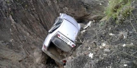 Quba-Xınalıq yolunda güclü sel: maşını dərəyə aşdı (FOTO)