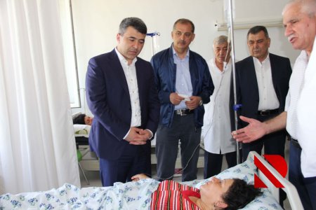 Nazir zəhərlənən işçilərə baş çəkib - FOTOLAR