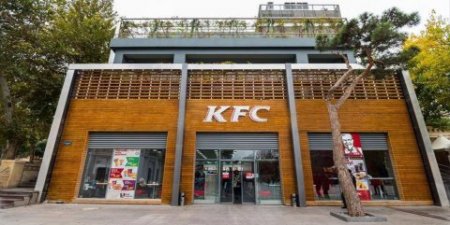 Bakıda məşhur restoranın mühafizəçisi üç müştərini döydü