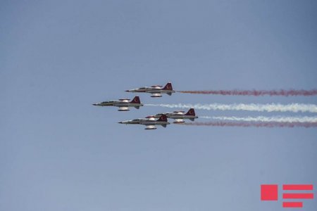В небе над Баку совершили полеты «турецкие звезды»