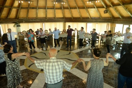 Nəsimi rayonu ahılları, müharibə və əmək veteranları Pirşağı qəsəbəsində istirahət etdilər - FOTOLAR 