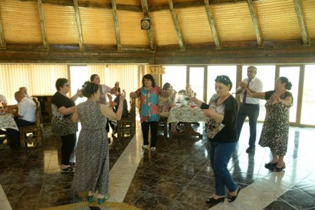 Nəsimi rayonu ahılları, müharibə və əmək veteranları Pirşağı qəsəbəsində istirahət etdilər - FOTOLAR 