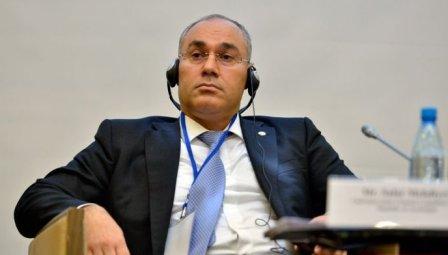 Gömrüyün yeni rəhbəri qanunları necə tapdalayır?