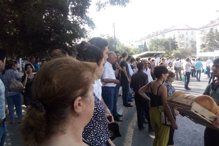 Paytaxtda dayancaqlar sərnişinlərlə dolub-daşır - Enerji fəlakətinin nəticəsi Paytaxtda dayancaqlar sərnişinlərlə dolub-daşır - Enerji fəlakətinin nəticəsi