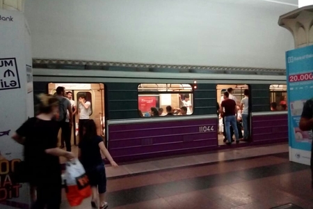 Qapılar bağlanır, növbəti stansiyaya qədər işıqlar sönə bilər... Qapılar bağlanır, növbəti stansiyaya qədər işıqlar sönə bilər...