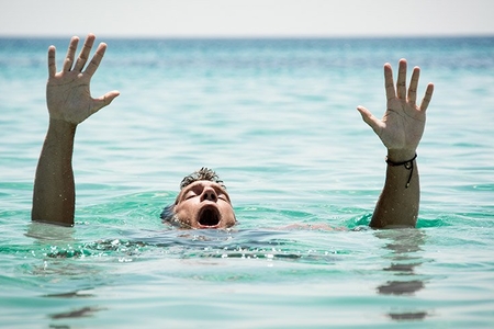 Xəzərdə üç nəfər batıb