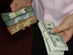 Bir kisə pulla getmiş məmur cəzalanacaq - Sensasion video