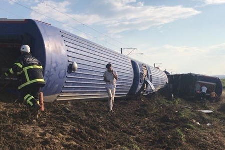 Türkiyədə qatar qəzasında ölənlərin sayı 24-ə çatıb, 124 yaralı var- YENİLƏNİB 2 Türkiyədə qatar qəzasında ölənlərin sayı 24-ə çatıb, 124 yaralı var- YENİLƏNİB 2