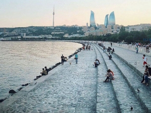 На Бакинском бульваре спасли упавшего в море человека