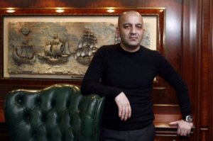 Mübariz Mənsimovun qardaşı qaçqın və məcburi köçkün ailəsinə “atdı”