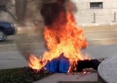 Azərbaycanda İcra Hakimiyyətinin qarşısında İNTİHARA CƏHD