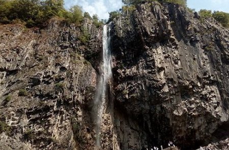 Qaxda şəlalədən daş düşdü - Üç nəfər xəsarət aldı