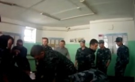 Həbsxanada işgəncə kadrları, təhqiqat başladı