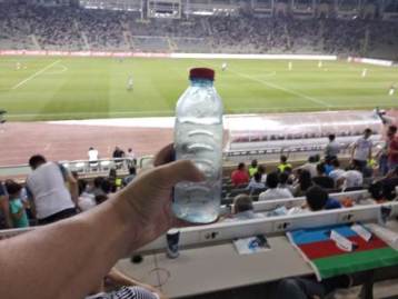 Tofiq Bəhramov stadionunda su biznesi – Azarkeşə verilən işgəncə ilə qazanılan pullar