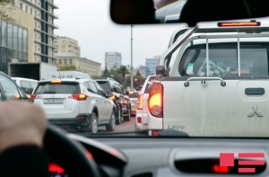 В Баку столкнулись 2 автомобиля, возникла длинная пробка В Баку столкнулись 2 автомобиля, возникла длинная пробка