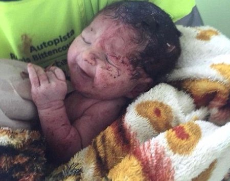 Dəhşətli yol qəzası: Körpə anasının bətnindən çıxdı Dəhşətli yol qəzası: Körpə anasının bətnindən çıxdı