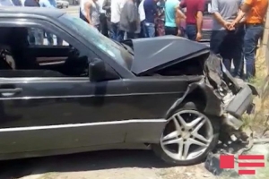 В Азербайджане легковой автомобиль столкнулся с грузовиком, погибли 3 члена одной семьи, 4 – получили ранения