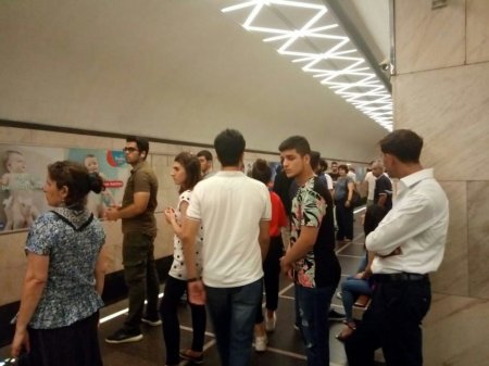 Qapılar bağlanır, növbəti stansiyaya qədər işıqlar sönə bilər...