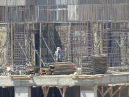 Bakıda şirkət rəsmi xəbərdarlığa məhəl qoymadı – Fəhlələr 43 dərəcə istidə işlədilir – FOTOFAKT