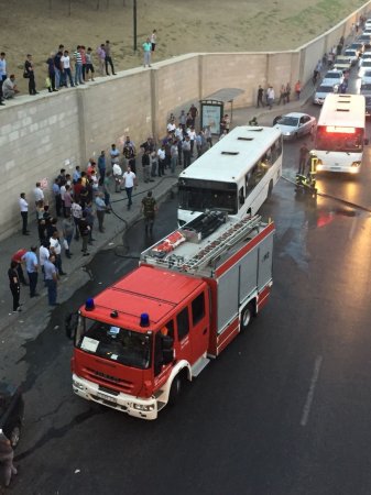 Bakıda sərnişin avtobusunda yanğın oldu (FOTO)