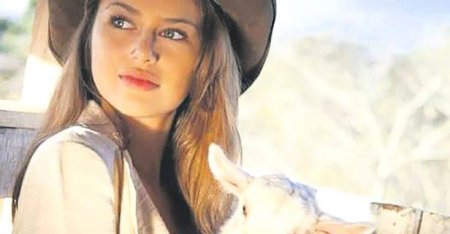 Sərxoş model beşinci mərtəbədən yıxıldı — FOTOLAR