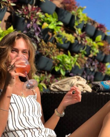 Sərxoş model beşinci mərtəbədən yıxıldı — FOTOLAR